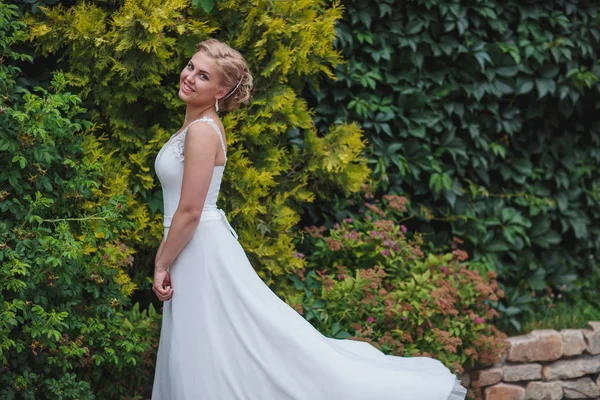 Schönes blondes Hochzeitspaar geht auf Reserve. — Stockfoto