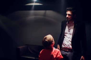 Şovmen. Mikrofon tutan genç zarif konuşan adam