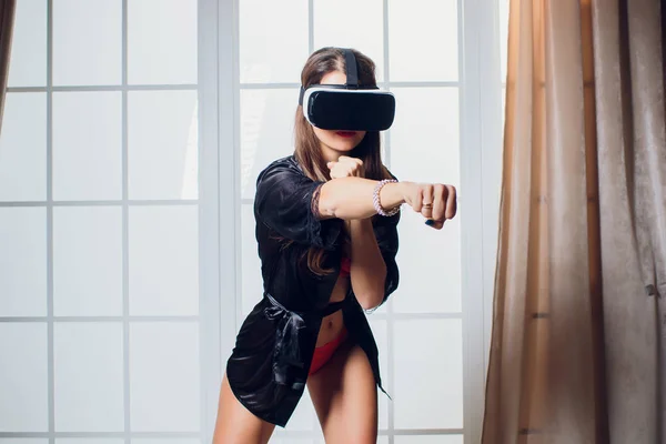 Bella donna che indossa biancheria intima utilizzando vr-occhiali a letto . — Foto Stock