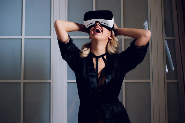 Bella donna che indossa biancheria intima nera utilizzando vr-occhiali . — Foto Stock