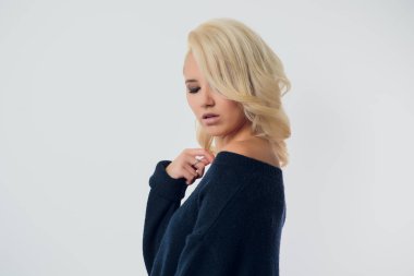 İnanılmaz bir kadın portresi. Uzun dalgalı saçlı güzel bir kız. Saç stili olan sarışın bir model..