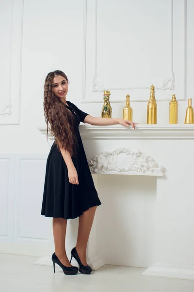 Retrato de moda de menina bonita com garrafa de ouro champanhe . — Fotografia de Stock