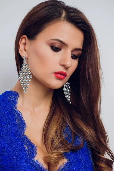 Morena bela jovem posando em vestido azul. Maquiagem de glamour. Cabelo comprido. Estúdio . — Fotografia de Stock