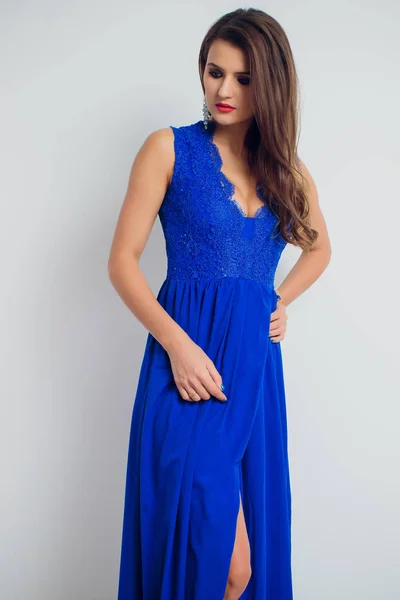 Morena bela jovem posando em vestido azul. Maquiagem de glamour. Cabelo comprido. Estúdio . — Fotografia de Stock