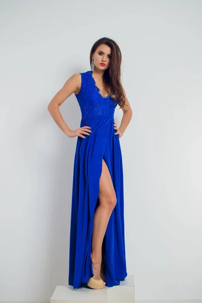 Morena bela jovem posando em vestido azul. Maquiagem de glamour. Cabelo comprido. Estúdio . — Fotografia de Stock