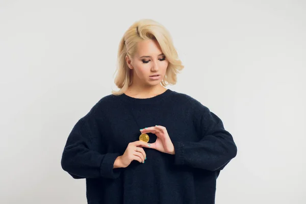 Retrato de una joven mujer de negocios rubia con una camisa negra, bitcoin . — Foto de Stock