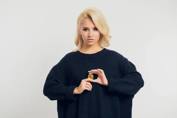 Porträt einer jungen blonden Geschäftsfrau mit schwarzem Hemd, Bitcoin. — Stockfoto