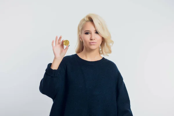 Retrato de una joven mujer de negocios rubia con una camisa negra, bitcoin . — Foto de Stock