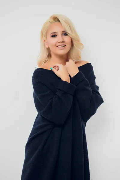 Retrato de mulher incrível. Menina bonita com cabelo ondulado longo. Modelo loiro com penteado. — Fotografia de Stock