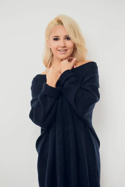 Geweldige vrouw portret. Mooi meisje met lang golvend haar. Blond model met kapsel. — Stockfoto