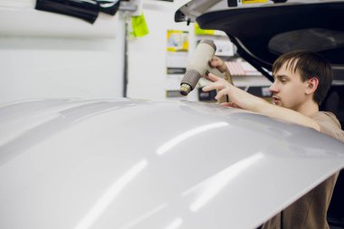 Çalışan eller yükler araba boya koruma filmi.