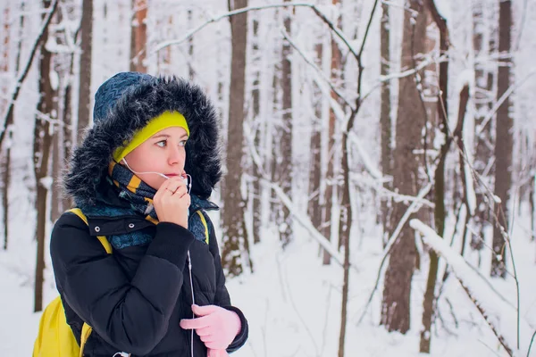 Afbeelding weergegeven: gelukkige vrouw genieten van winter seizoen buitenleven. — Stockfoto