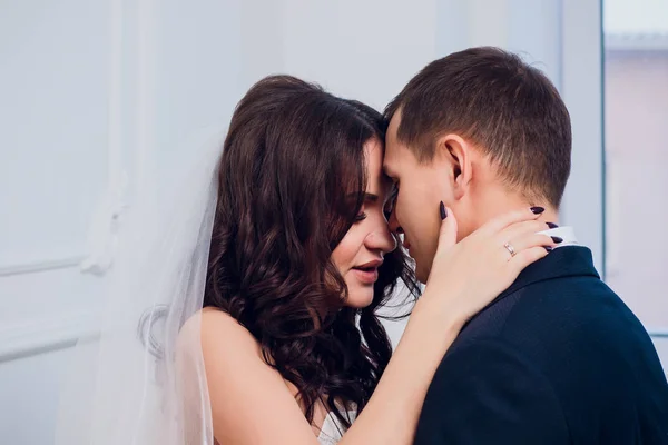 Fotografía de estudio familiar. Pareja de fotografía de boda. Esposo y esposa . —  Fotos de Stock