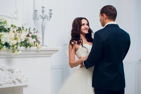 Rodinné studiové fotografie. Svatební fotografie páru. Manžel a manželka. — Stock fotografie