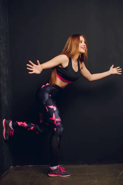 Aantrekkelijke fitness vrouw, getraind vrouwelijk lichaam, lifestyle portret, Kaukasisch model. — Stockfoto