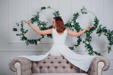 Beyaz arka plan kadın esmer saç makyaj vücut şekli giyim koleksiyonu yaz office stil stüdyo casual üzerinde beyaz elbiseli Genç güzel kadın model parti her gün moda.