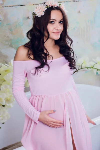 Ciąża kobieta w różowe koronki sukni — Zdjęcie stockowe