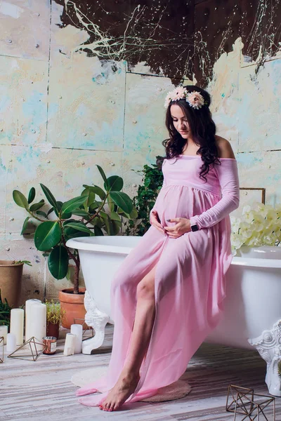 Donna incinta in abito di pizzo rosa — Foto Stock