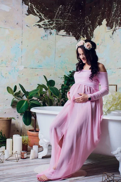 ピンクのレースのドレスを着た妊娠女性 — ストック写真