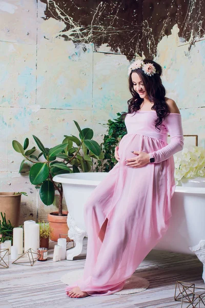 Ciąża kobieta w różowe koronki sukni — Zdjęcie stockowe
