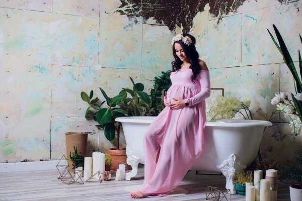 임신 여자 핑크 레이스 드레스 — 스톡 사진