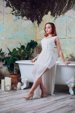 Beyaz arka plan kadın esmer saç makyaj vücut şekli giyim koleksiyonu yaz office stil stüdyo casual üzerinde beyaz elbiseli Genç güzel kadın model parti her gün moda.