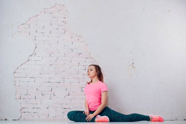 Spor kıyafetleri giyen spor kızı sokakta yoga egzersizi yapıyor, açık hava sporları, şehir tarzı..