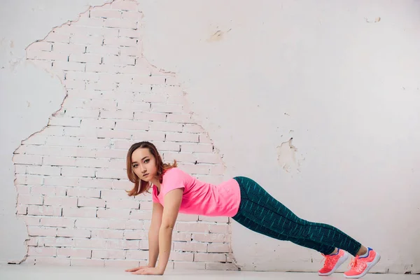 Fitness menina esporte na moda sportswear fazendo ioga exercício de fitness na rua, esportes ao ar livre, estilo urbano. — Fotografia de Stock
