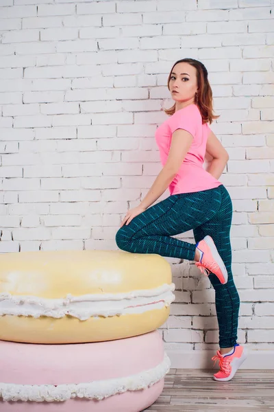 Fitness menina esporte na moda sportswear fazendo ioga exercício de fitness na rua, esportes ao ar livre, estilo urbano. — Fotografia de Stock