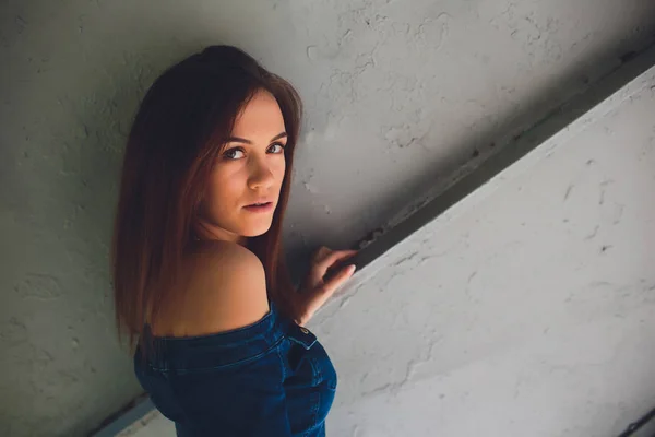 Jovem morena muito bonita usando um vestido azul na rua . — Fotografia de Stock