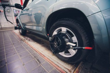 Mekanik ayar aligner tekerlek uyum içinde garaj closeup için. Profesyonel araç bakım modern atölye.