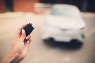 Seçici odak el presleri kumandalı oto alarm sistemleri üzerinde. Güneş ışığı çapraz işleme ve Split sesi instragram process.with gibi