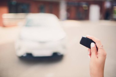 Seçici odak el presleri kumandalı oto alarm sistemleri üzerinde. Güneş ışığı çapraz işleme ve Split sesi instragram process.with gibi