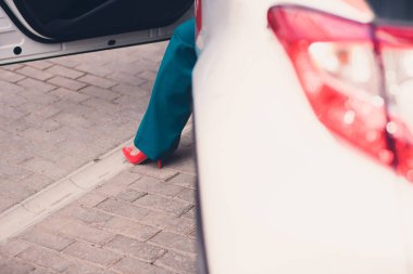 Lüks, iş araba güzel ince tabaklanmış kadın ayak bak