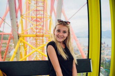 Kız dönme dolap kulübesinde oturur