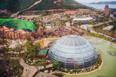 Nha Trang, Vietnam - Şubat 17,2018: kubbe bir yapay göl Park arka plan üzerinde kuşlar için