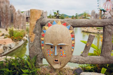 Nha Trang, Vietnam - Şubat 17,2018: otantik ahşap totem orijinal heykel boyalı ahşap. Portre renkli ahşap kabile heykel.