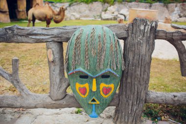 Nha Trang, Vietnam - Şubat 17,2018: otantik ahşap totem orijinal heykel boyalı ahşap. Portre renkli ahşap kabile heykel.