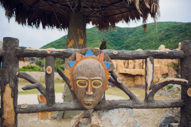 Nha Trang, Vietnam - Şubat 17,2018: otantik ahşap totem orijinal heykel boyalı ahşap. Portre renkli ahşap kabile heykel.