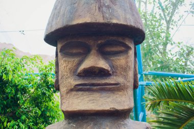 Nha Trang, Vietnam - Şubat 17,2018: otantik ahşap totem orijinal heykel boyalı ahşap. Portre renkli ahşap kabile heykel.