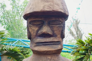 Nha Trang, Vietnam - Şubat 17,2018: otantik ahşap totem orijinal heykel boyalı ahşap. Portre renkli ahşap kabile heykel.