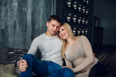 Hamile eşi oturan ve elini tutarak bebek orta yaşlı bir adam için bekliyor