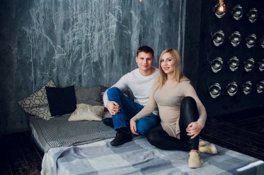 Hamile eşi oturan ve elini tutarak bebek orta yaşlı bir adam için bekliyor