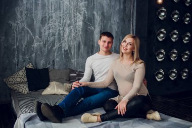 Hamile eşi oturan ve elini tutarak bebek orta yaşlı bir adam için bekliyor