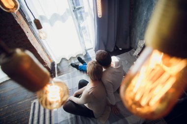 Hamile eşi oturan ve elini tutarak bebek orta yaşlı bir adam için bekliyor