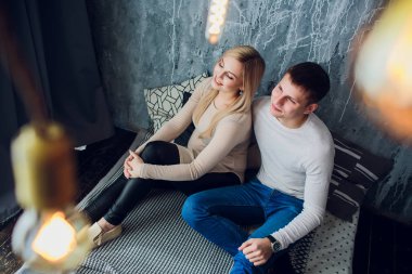 Hamile eşi oturan ve elini tutarak bebek orta yaşlı bir adam için bekliyor