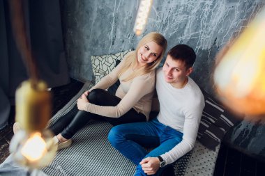 Hamile eşi oturan ve elini tutarak bebek orta yaşlı bir adam için bekliyor