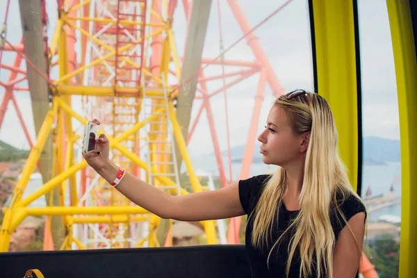 Joven chica de la moda tomar selfie en la noria —  Fotos de Stock