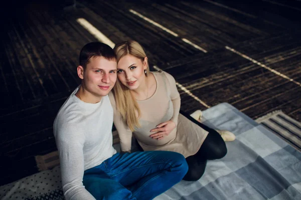 Esperando a un bebé Hombre de mediana edad sentado cerca de la esposa embarazada y sosteniendo su mano — Foto de Stock