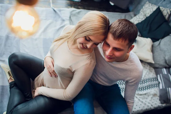 Esperando por um bebê Homem de meia-idade sentado perto da esposa grávida e segurando a mão — Fotografia de Stock